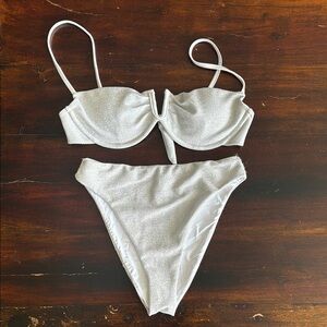 Dazzling dippin daisy’s white bikini!